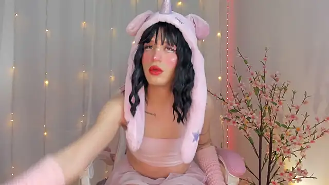 rosseblondee online show from April 13, 2026, 8:35 pm