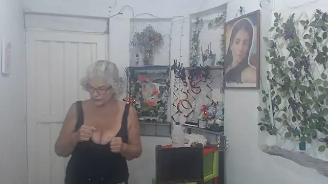 Snapshot of FunnyGrandma chatting on October 23, 2025, 3:05 am FunnyGrandma online show from October 23, 2025, 3:05 am