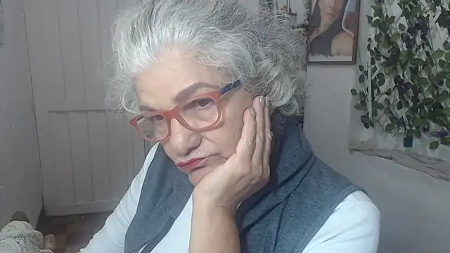 Snapshot of FunnyGrandma chatting on October 15, 2025, 1:04 am FunnyGrandma online show from October 15, 2025, 1:04 am