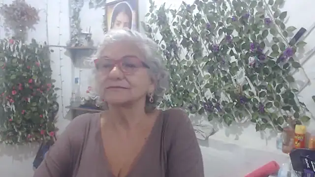 Snapshot of FunnyGrandma chatting on November 10, 2025, 10:15 pm FunnyGrandma online show from November 10, 2025, 10:15 pm