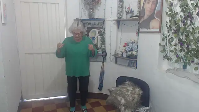 Snapshot of FunnyGrandma chatting on October 2, 2025, 9:18 pm FunnyGrandma online show from October 2, 2025, 9:18 pm