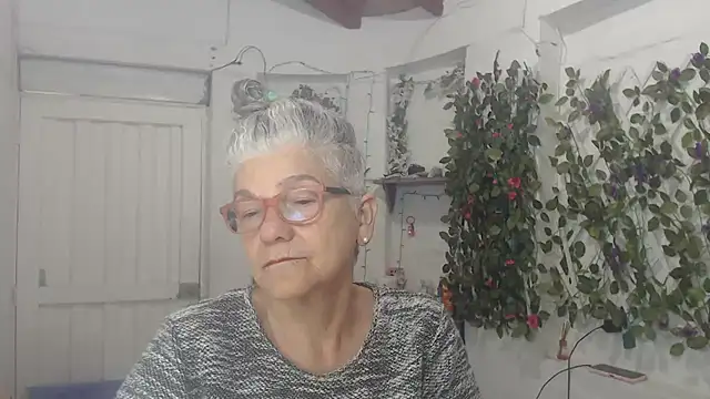 Snapshot of FunnyGrandma chatting on February 14, 2025, 4:15 am FunnyGrandma online show from February 14, 2025, 4:15 am