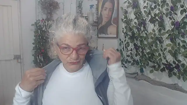 Snapshot of FunnyGrandma chatting on November 16, 2025, 4:28 am FunnyGrandma online show from November 16, 2025, 4:28 am