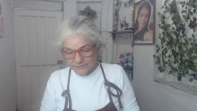 Snapshot of FunnyGrandma chatting on October 12, 2025, 10:11 pm FunnyGrandma online show from October 12, 2025, 10:11 pm
