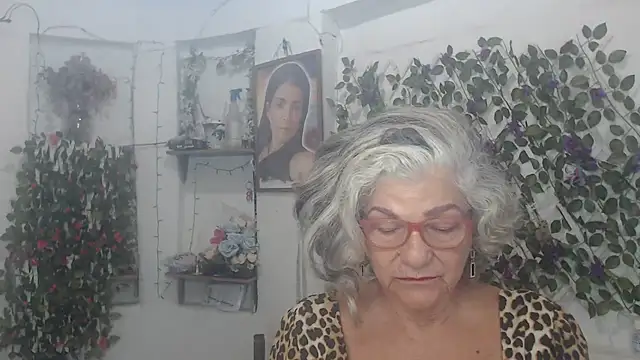 Snapshot of FunnyGrandma chatting on November 19, 2025, 2:33 am FunnyGrandma online show from November 19, 2025, 2:33 am