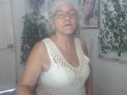 Snapshot of FunnyGrandma chatting on November 21, 2025, 6:18 pm FunnyGrandma online show from November 21, 2025, 6:18 pm