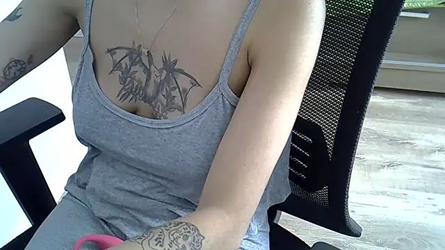 blackmodel online show from December 18, 2024, 1:23 pm