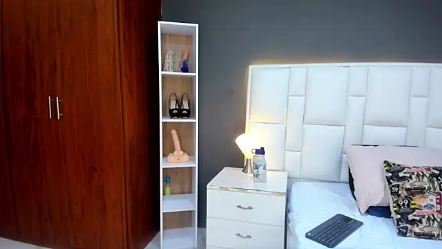 yeral2017 online show from October 4, 2025, 11:12 am