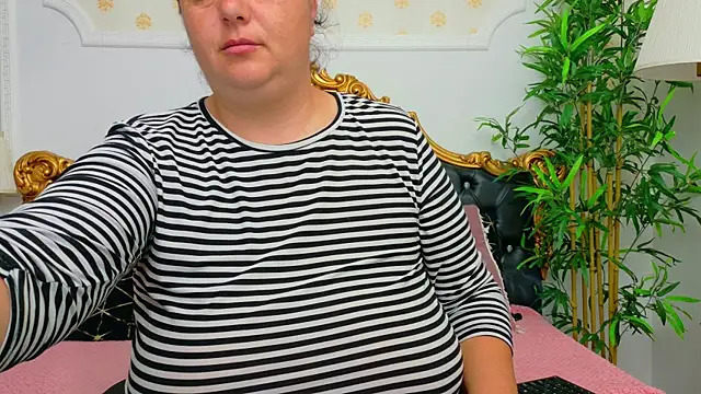 Snapshot of AleshaArabian chatting on May 13, 2026, 3:35 am AleshaArabian online show from May 13, 2026, 3:35 am