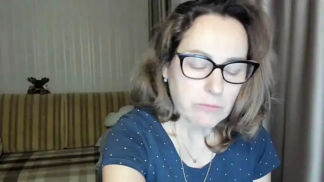 Snapshot of lauraoven chatting on March 1, 2025, 5:27 pm lauraoven online show from March 1, 2025, 5:27 pm