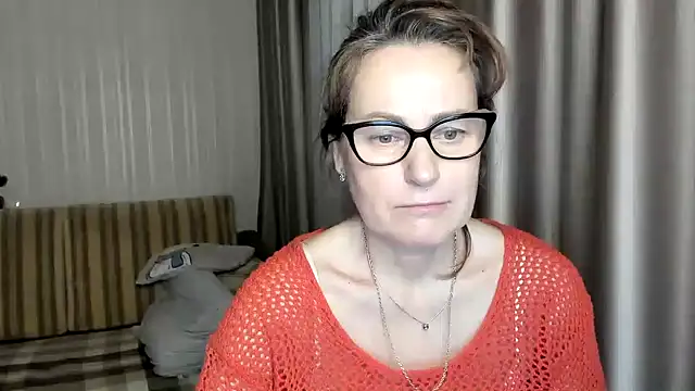 Snapshot of lauraoven chatting on February 10, 2025, 5:30 pm lauraoven online show from February 10, 2025, 5:30 pm