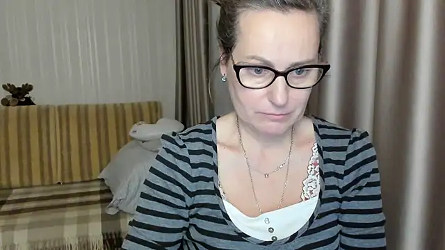 Snapshot of lauraoven chatting on February 18, 2025, 4:25 pm lauraoven online show from February 18, 2025, 4:25 pm