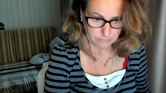 Snapshot of lauraoven chatting on September 29, 2025, 8:54 am lauraoven online show from September 29, 2025, 8:54 am