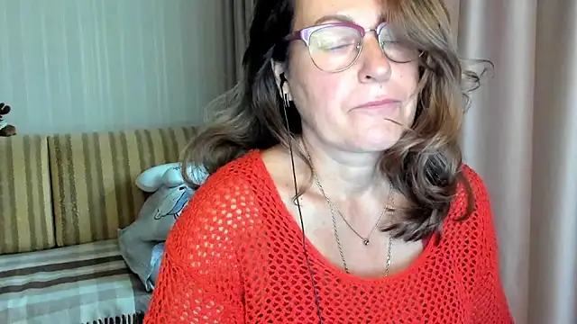 Snapshot of lauraoven chatting on October 3, 2025, 6:48 am lauraoven online show from October 3, 2025, 6:48 am