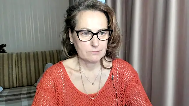 Snapshot of lauraoven chatting on February 9, 2025, 8:10 am lauraoven online show from February 9, 2025, 8:10 am