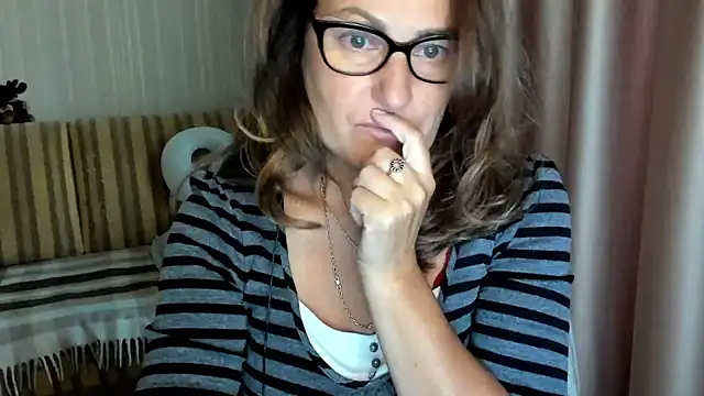 Snapshot of lauraoven chatting on October 1, 2025, 2:21 pm lauraoven online show from October 1, 2025, 2:21 pm