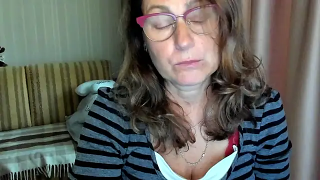 Snapshot of lauraoven chatting on October 2, 2025, 9:12 am lauraoven online show from October 2, 2025, 9:12 am