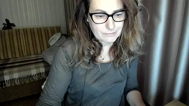 lauraoven online show from December 18, 2025, 7:57 am