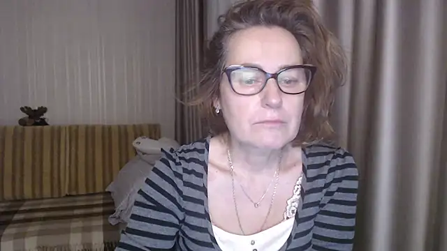 Snapshot of lauraoven chatting on February 17, 2025, 5:44 pm lauraoven online show from February 17, 2025, 5:44 pm