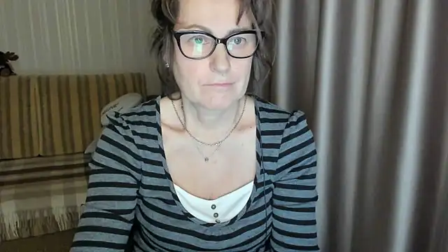 Snapshot of lauraoven chatting on February 20, 2025, 4:25 pm lauraoven online show from February 20, 2025, 4:25 pm