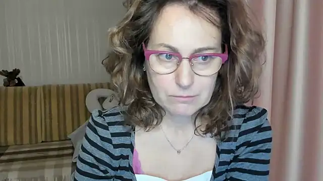 Snapshot of lauraoven chatting on March 18, 2025, 9:34 am lauraoven online show from March 18, 2025, 9:34 am