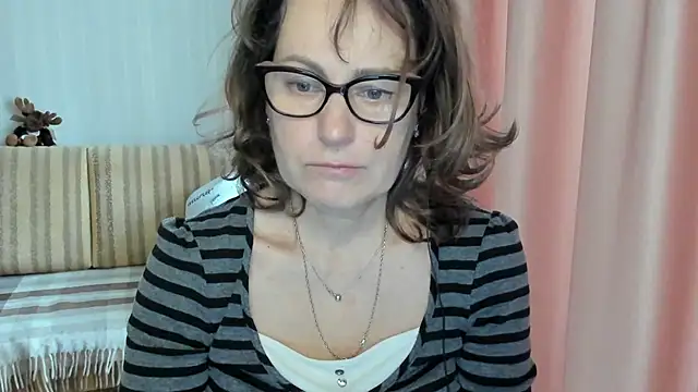 Snapshot of lauraoven chatting on February 21, 2025, 7:01 am lauraoven online show from February 21, 2025, 7:01 am