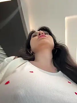 Snapshot of Wet__Bunny chatting on May 5, 2026, 6:16 am Wet Bunny online show from May 5, 2026, 6:16 am