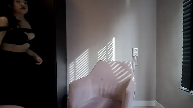 Snapshot of avajade chatting on February 18, 2026, 11:39 am avajade online show from February 18, 2026, 11:39 am