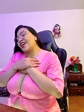 esmeralda milf online show from February 27, 2026, 8:08 pm