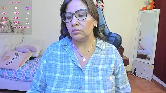 esmeralda milf online show from March 29, 2026, 8:32 pm