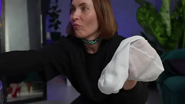 ClaraBendover online show from December 2, 2025, 8:43 pm