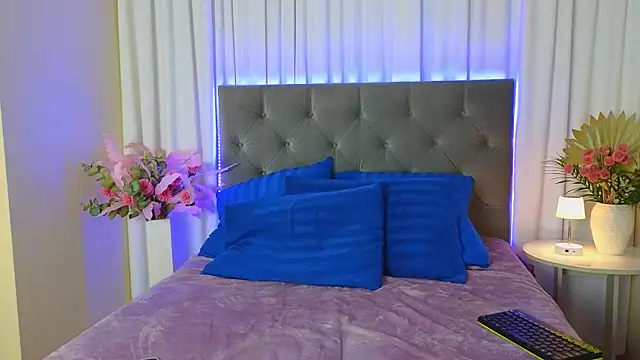 Ariana Petite online show from April 10, 2026, 12:06 am