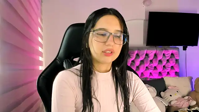 Snapshot of Luniverse chatting on November 10, 2025, 6:35 pm Luniverse online show from November 10, 2025, 6:35 pm