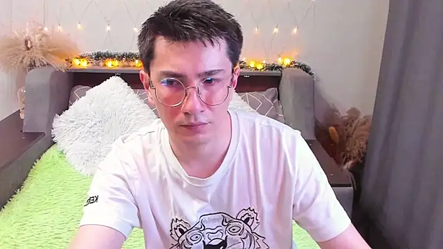 Yumi steve online show from March 9, 2025, 8:52 pm