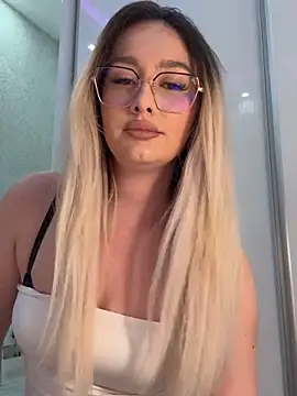 mollyxxx online show from March 9, 2026, 3:32 am