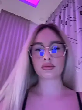 mollyxxx online show from April 16, 2026, 3:40 am