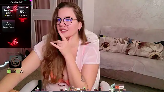 Snapshot of KellyKleine chatting on November 4, 2025, 9:46 am KellyKleine online show from November 4, 2025, 9:46 am