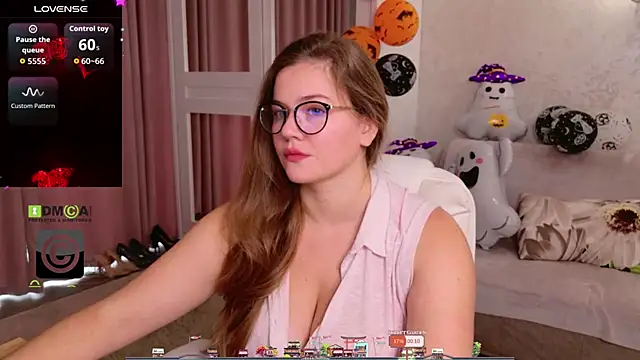 Snapshot of KellyKleine chatting on November 3, 2025, 9:57 am KellyKleine online show from November 3, 2025, 9:57 am