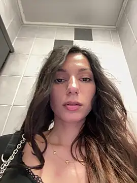  MiaQueen  online show from May 17, 2026, 8:09 pm