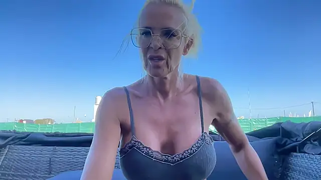 Snapshot of Reyna63 chatting on March 2, 2026, 7:32 pm Reyna63 online show from March 2, 2026, 7:32 pm