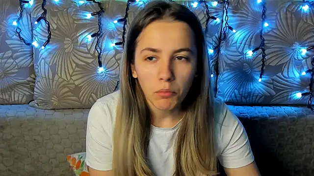 MaggieCake online show from December 2, 2025, 3:07 am