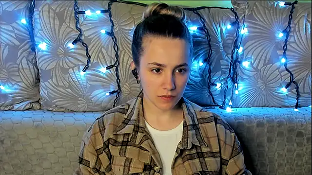 Snapshot of MaggieCake chatting on April 13, 2026, 12:14 am MaggieCake online show from April 13, 2026, 12:14 am