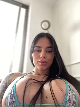 LaraHenao online show from February 25, 2025, 12:49 pm