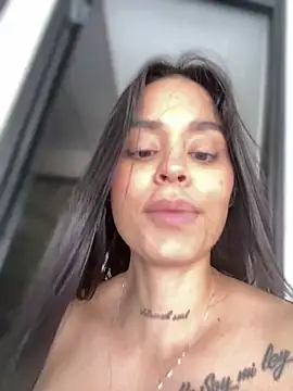 LaraHenao online show from February 12, 2025, 4:11 pm