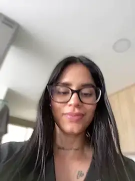 LaraHenao online show from March 5, 2025, 4:13 pm