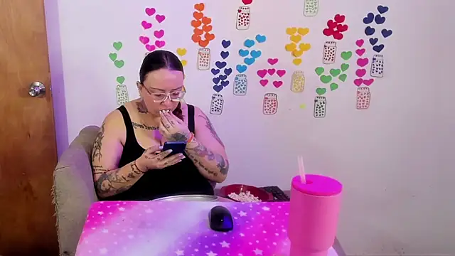 Snapshot of MiaYMolly chatting on June 24, 2026, 11:24 pm MiaYMolly online show from June 24, 2026, 11:24 pm