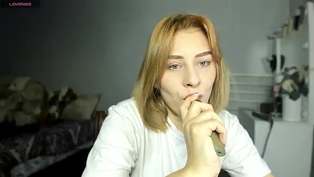 Snapshot of KindKristy chatting on December 5, 2025, 5:28 am KindKristy online show from December 5, 2025, 5:28 am