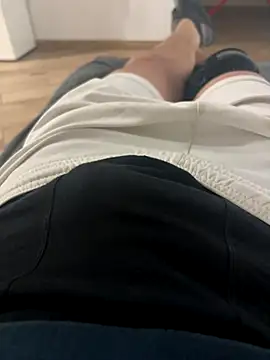 Snapshot of Io1994 chatting on December 21, 2025, 10:10 pm Io1994 online show from December 21, 2025, 10:10 pm