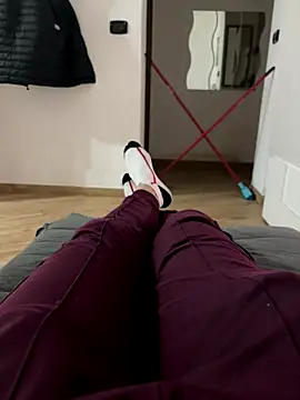 Snapshot of Io1994 chatting on December 13, 2025, 11:33 pm Io1994 online show from December 13, 2025, 11:33 pm