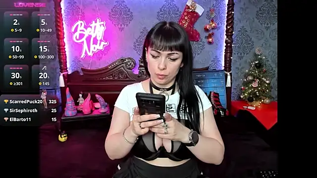 Snapshot of BettyNoir chatting on December 2, 2025, 9:49 pm BettyNoir online show from December 2, 2025, 9:49 pm